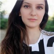 Specializzata in pianoforte e canto offre lezioni di musica per ragazzi